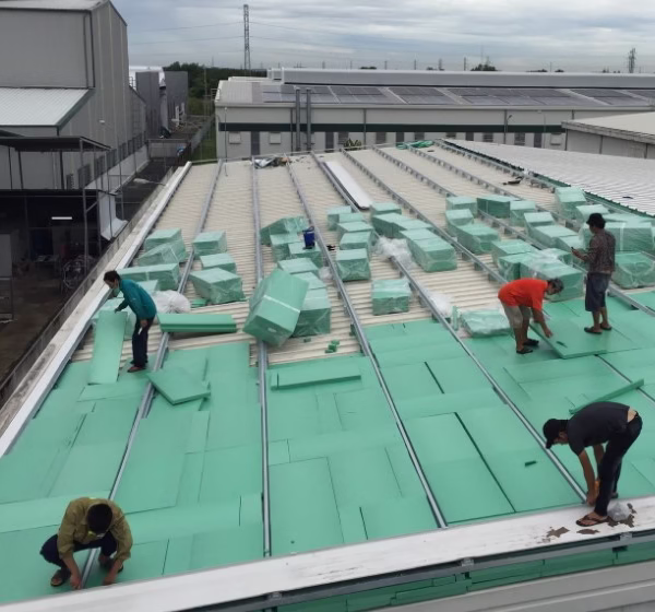 Tấm xốp XPS cách nhiệt chống nóng 1 thi-cong-xop-xps